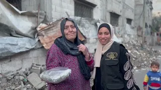 Shaun King’s kitchen in Gaza serves meals on the first day of Ramadan