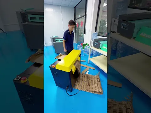 Dieser Karton wird gleich aufgerüstet. Lernen Sie den Kartonzerkleinerer kennen. Verwandeln von Abfall
