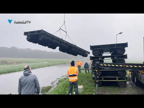 De aanlegsteigers zijn weer in de Vecht geplaatst.