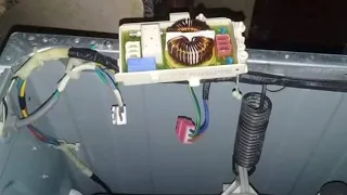 لو غسالتلك بتكهرب الحل فى مانع الشوشره او مناعم الكهرباء للغسالات وظيفته وازى الغاء من الغساله 