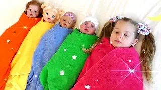 ديانا تلعب لعبة مجالسة الأطفال مع دمى البيبي الباكية 