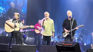 קורין אלאל אסף אמדורסקי ואביתר בנאי שיר לשירה מתוך חברים שרים קורין היכל התרבות ת א 16 03 24 