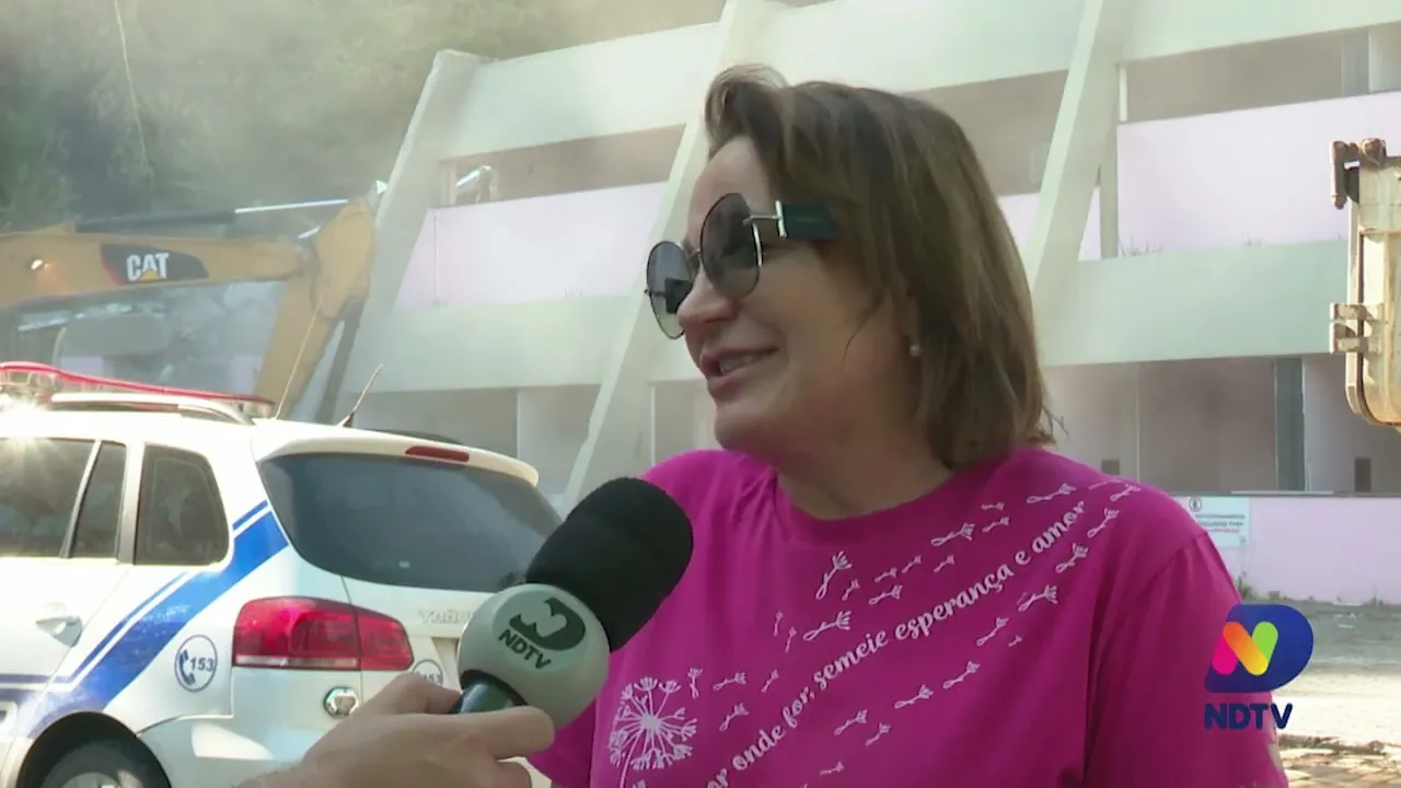 Voluntárias da Rede Feminina de Combate ao Câncer de Blumenau se comovem com demolição de sede