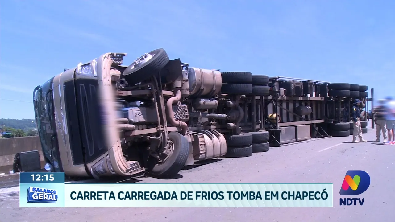 Carreta carregada de frios tomba em Chapecó