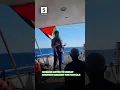Download Lagu Umat ​​Muslim di atas armada mendengarkan khotbah Jumat sambil melaksanakan salat Jumat.