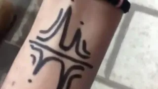 مهاب شادي يرسم تاتو 