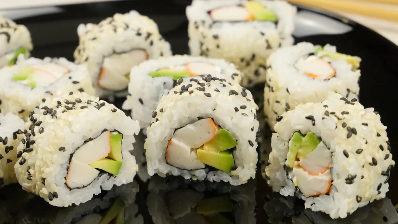 Habt ihr Sushi schon einmal selber gerollt? Wenn nicht, dann wird es höchste Zeit! In diesem Video z. 