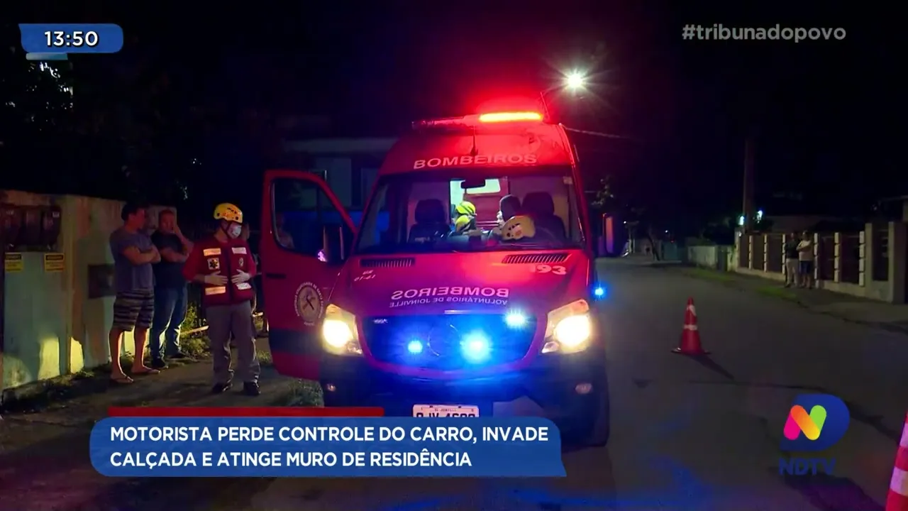 Motorista perde controle do carro, invade calçada e atinge muro de residência