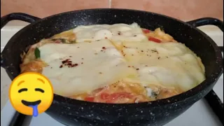            عشاء خفيف عاالسريع بيض مع بندورة   دندنها