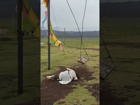 Woman hilariously loses grip and falls from giant chain swing in Chongqing, China