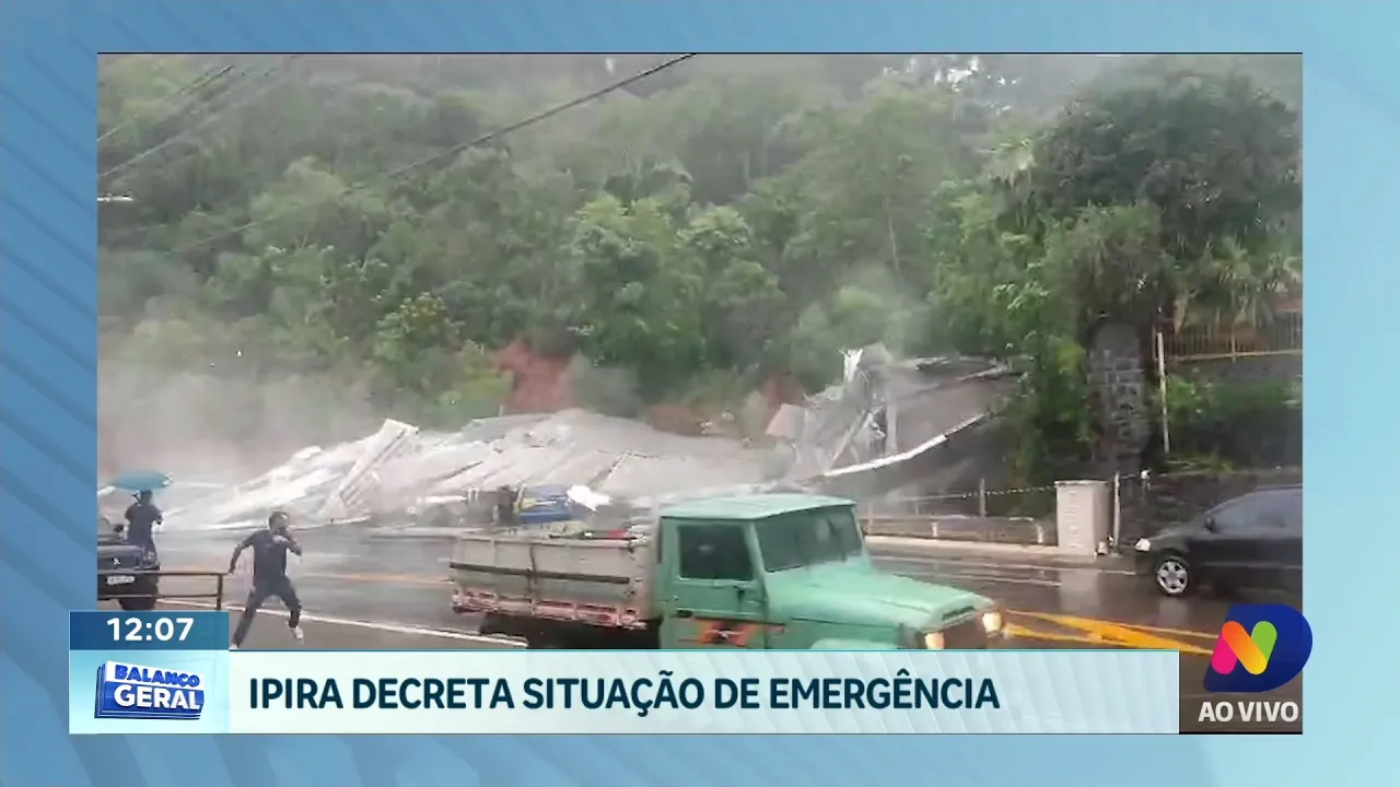Deslizamento de terra destrói revenda de carros em Concórdia