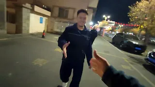 独自在新疆阿勒泰的后街漫步：中国最危险的地区