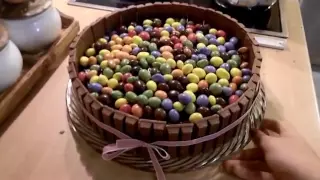 Und auch von mir eine super-leichte Anleitung für die trendige Kit Kat Torte mit M&Ms - Schokolade p. 