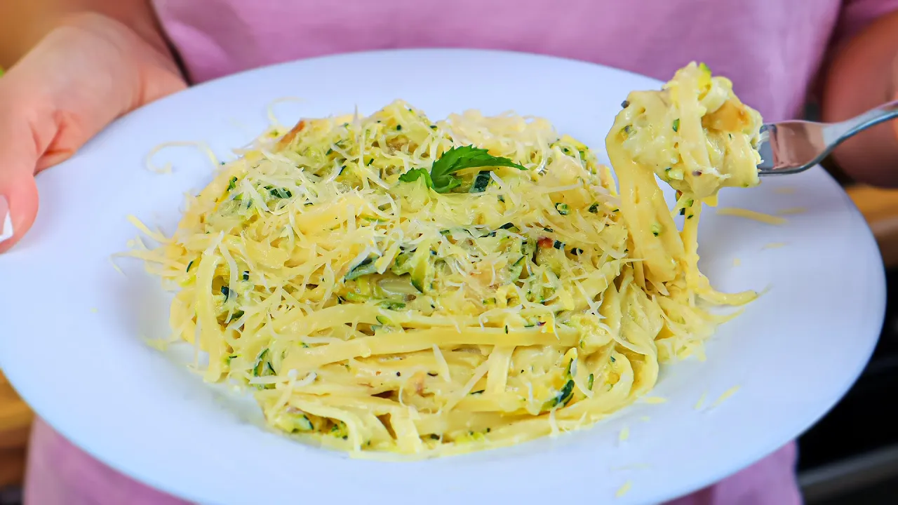 Erstaunliches Rezept. Zucchini-Suppe ist schnell und einfach.