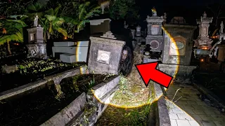 GRAVAMOS VÁRIAS APARIÇÕES ASSUSTADORAS NO CEMITÉRIO ABANDONADO!