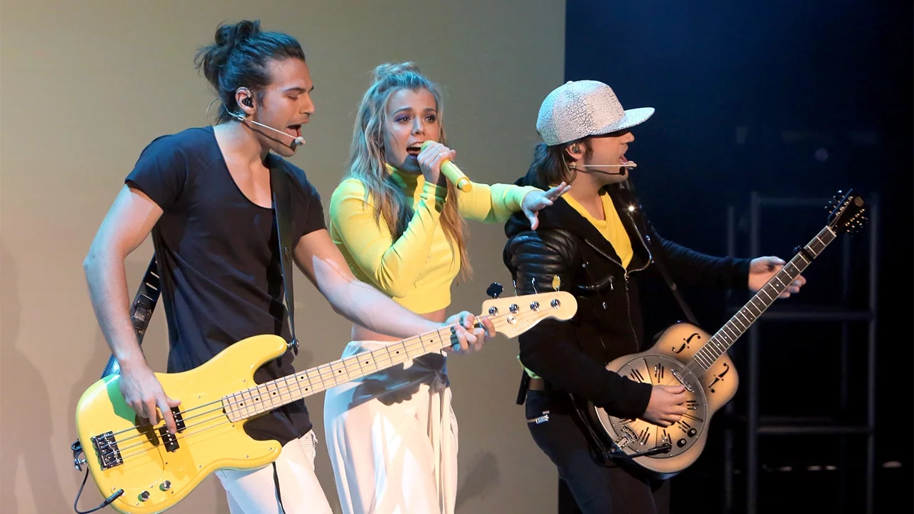 The Band Perry Performs 'Live Forever'