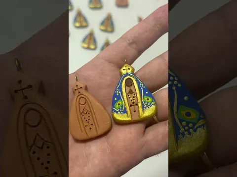 Pingente de Nossa Senhora Aparecida feito de barro
