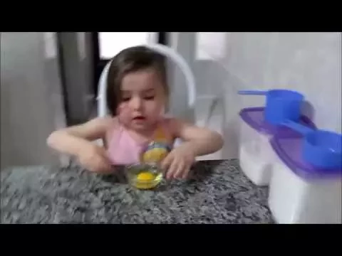 RECEITA DE CUPCAKE COZINHANDO COM CRIANÇA LARISSA NA COZINHA