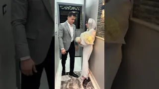 يعاملني بطيبه واحساس 