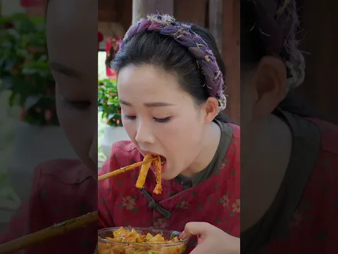 南涧油粉，软糯豌豆粉搭配酥香锅巴，再淋上酸辣调料。这次在家复刻云南传统小吃，记得观看本周视频！【滇西小哥】】#reelschallenge #food #cooking #foodie