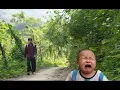 Download Lagu Op de terugweg en de noodlottige ontmoeting tussen een dakloos meisje en een achtergelaten kind