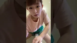 Tiktokライブ 靴磨きに夢中でチラ 