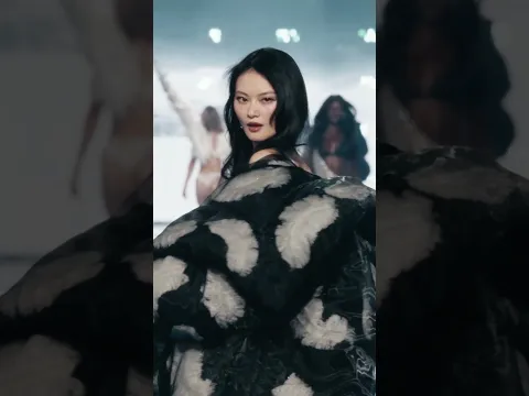 He Cong’s look and walk are our favorite new personalities.