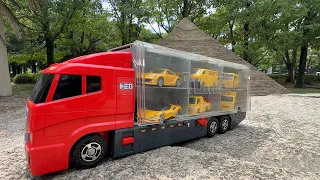 Red Convoy truck ☆ Let's search for, store, and play with yellow Tomica (miniature cars)