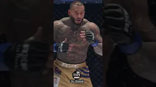 لاعب كمال أجسام ضد مقاتل 