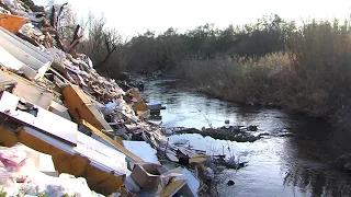 Un vertedero ilegal ensucia las aguas del río Guadarrama, en Madrid
