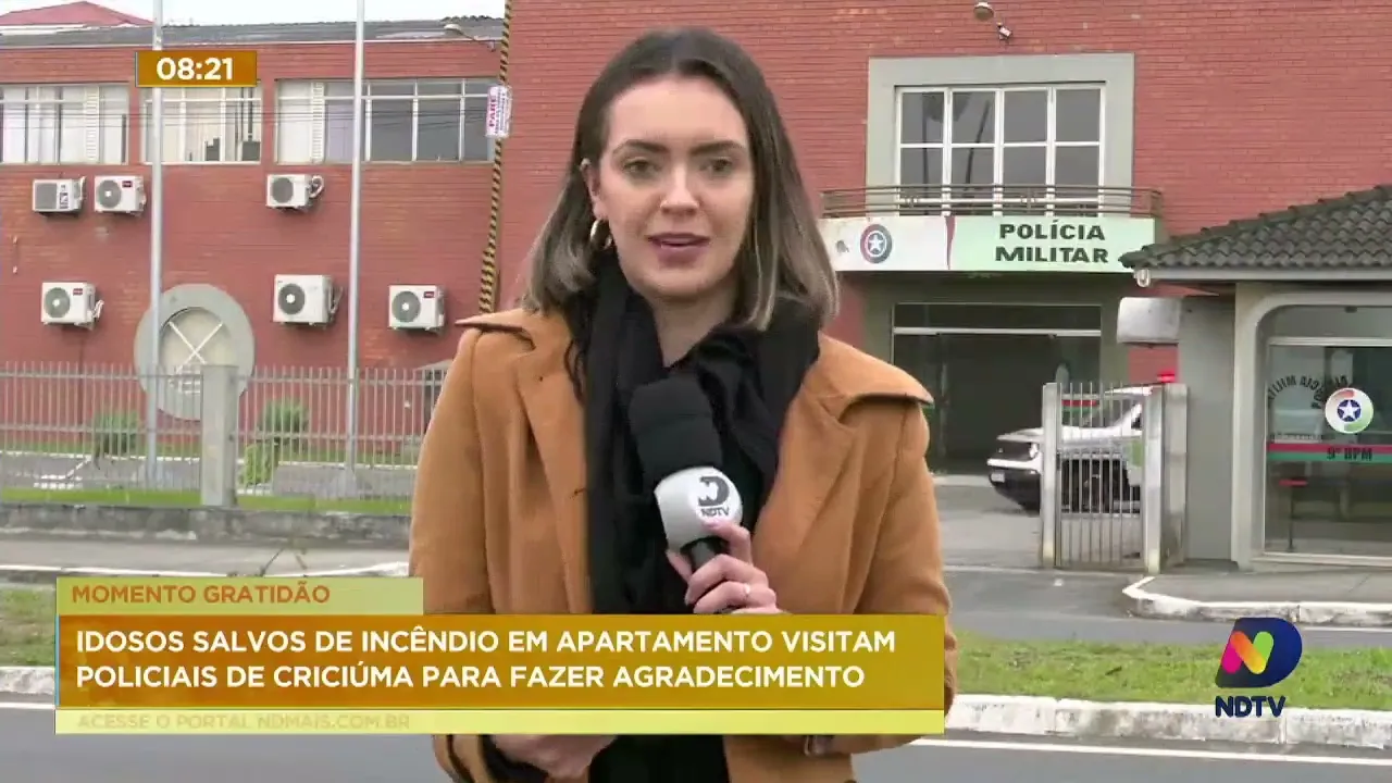 Idosos salvos de incêndio em apartamento visitam policiais de Criciúma para fazer agradecimento