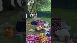 خيام وجلسات عربيه على طريق بيهاتج مستار في البوسنة 