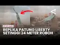 Replika Patung Liberty setinggi 24 meter roboh