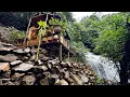 Download Lagu Jongeman bouwt huis en verbouwt groenten boven op een prachtige waterval