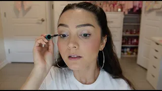 Probando maquillaje de farmacia