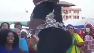 جاي بيشكي طالع يشكي ههههههههههه 