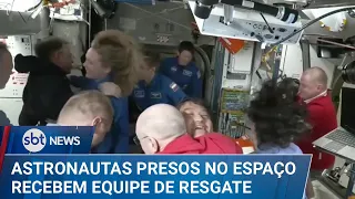 Astronautas presos no espaço recebem equipe de resgate | #SBTNews (17/03/25)