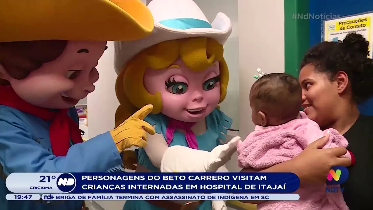 Personagens do Beto Carrero visitam crianças internadas em hospital de Itajaí