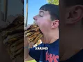 Makan Burger Jumbo Dengan Satu Suapan