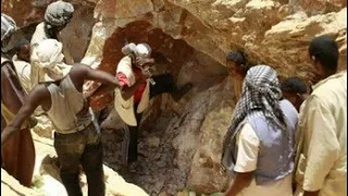 شاهد دهابه السودان في عملية استخراج الذهب من الابار 