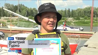 На север Омской области по Иртышу отправились три омских парусника