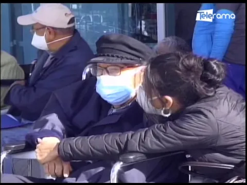 En Quito, adultos mayores reciben la vacuna anticovid-19