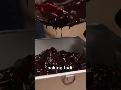 Kek Batik: Tuang Dalam Loyang dan Tutup Cling Wrap