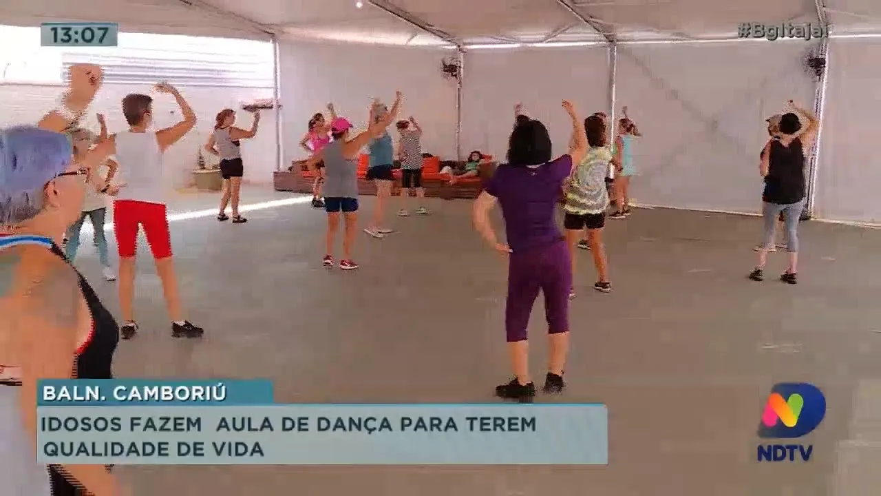 Idosos fazem aula de dança para terem qualidade de vida em Balneário Camboriú