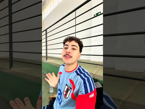 MEU IRMÃOZINHO TEM QUE APRENDER A TOCAR PROS OUTROS NO FUTEBOL!