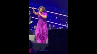 لحظة سقوط شيرين عبد الوهاب على المسرح في حفلها ب دبي  لحظة سقوط شيرين عبد الوهاب على المسرح في حفلها ب دبي