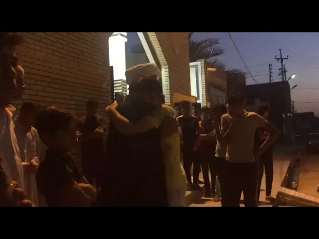⁣شباب تبكي في وداع رجل دين معمم ..! شيخ رائد الساعدي