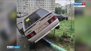 В Омске пенсионерка припарковала машину прямо на заборе