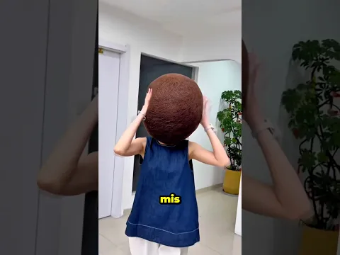 Esta Chica se Hizo Una Bola de Pelos En su Cabeza 😲