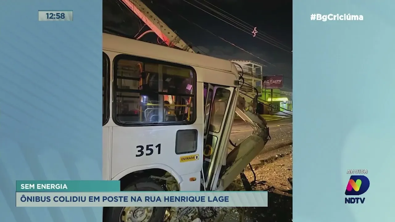 Ônibus colide em poste na Rua Henrique Lage em Criciúma